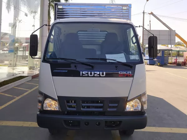 Dịch vụ thay Kính chắn gió xe tải Isuzu 2.8 tấn tận nơi